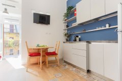 Boiardo_cucina-blu-tavolo-balcone-